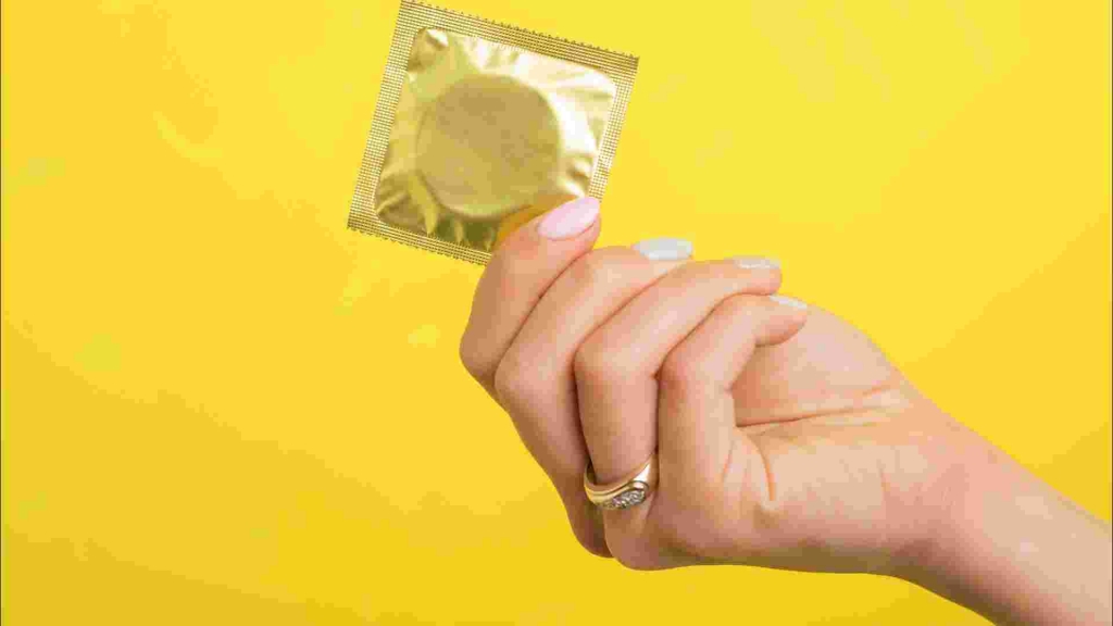 d448713b-4d93-4e95-a79f-c6dc65fe96a6-VPC_CDC_DONT_REUSE_CONDOMS_DESK__GETTY