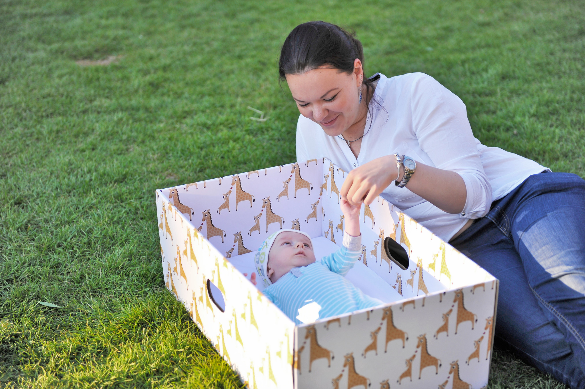 Подарочный комплект для новорожденного. Собянинская коробка для новорожденных 2023. Бэби бокс для новорожденных в Москве от Собянина. Коробка от Собянина для новорожденных. Собянинский подарок новорожденному.