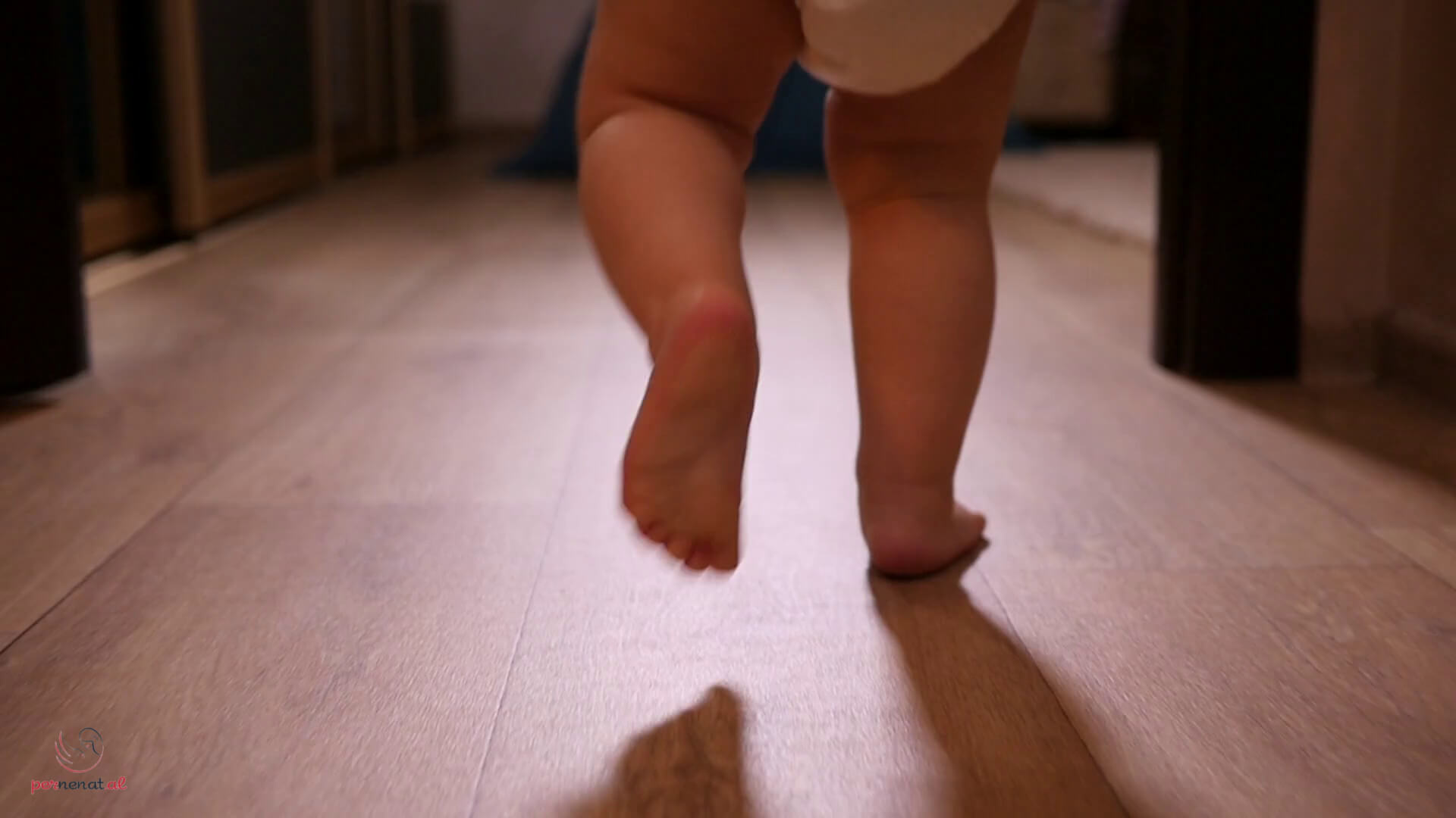 Почему дети поджимают ноги. Шаркать ногами. Вальгусная установка стоп у ребенка. Почему ребёнок шаркает ногами. Ребенок шаркает ногами при ходьбе причины.