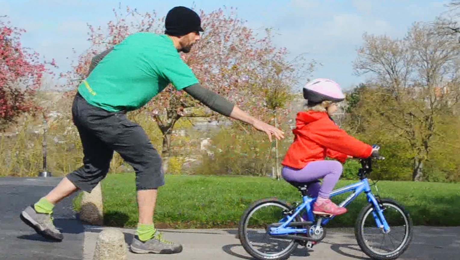 Можно ли кататься на велосипеде после. Дети с велосипедом. Кататься на велосипеде. Езда на двухколесном велосипеде. Двухколесный велосипед для малышей.