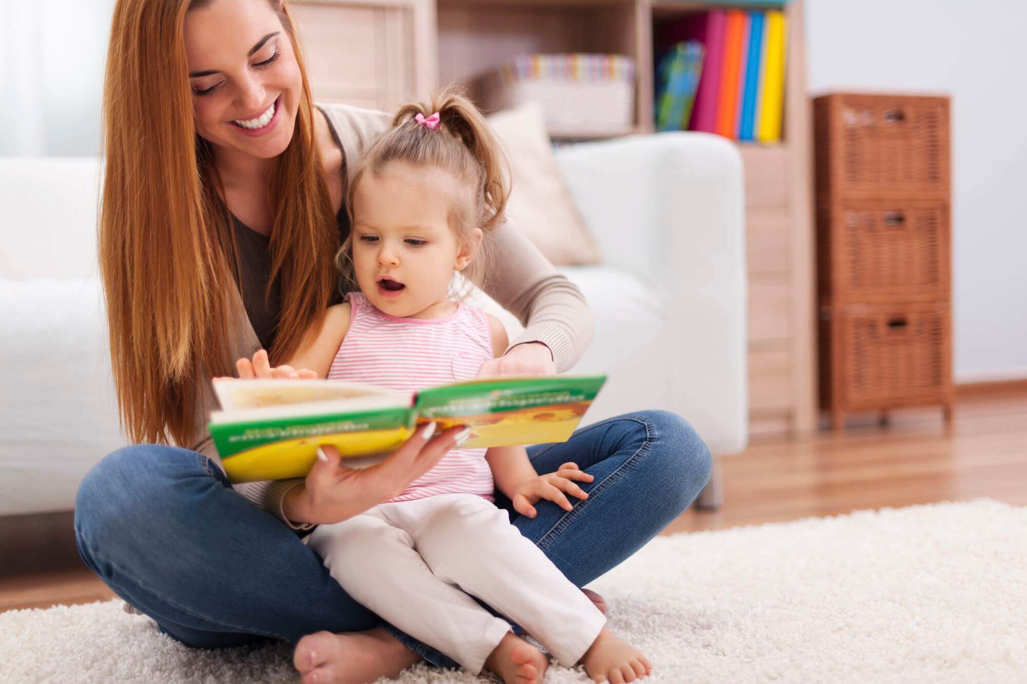 Мама учит ролики. Дети читают. Мама учит ребенка говорить. Мама читает книжку ребенку. Читаем с мамой.