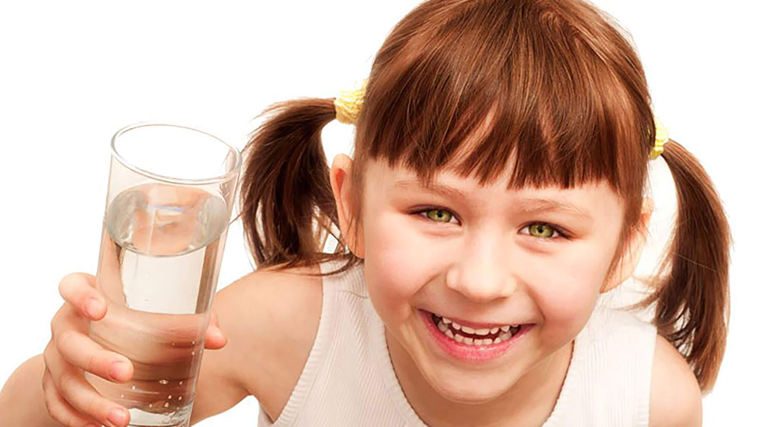 Мама много пьет. Ребенок пьет воду. Ребенок пьет воду из стакана. Девочка пьет. Девочка пьет воду.