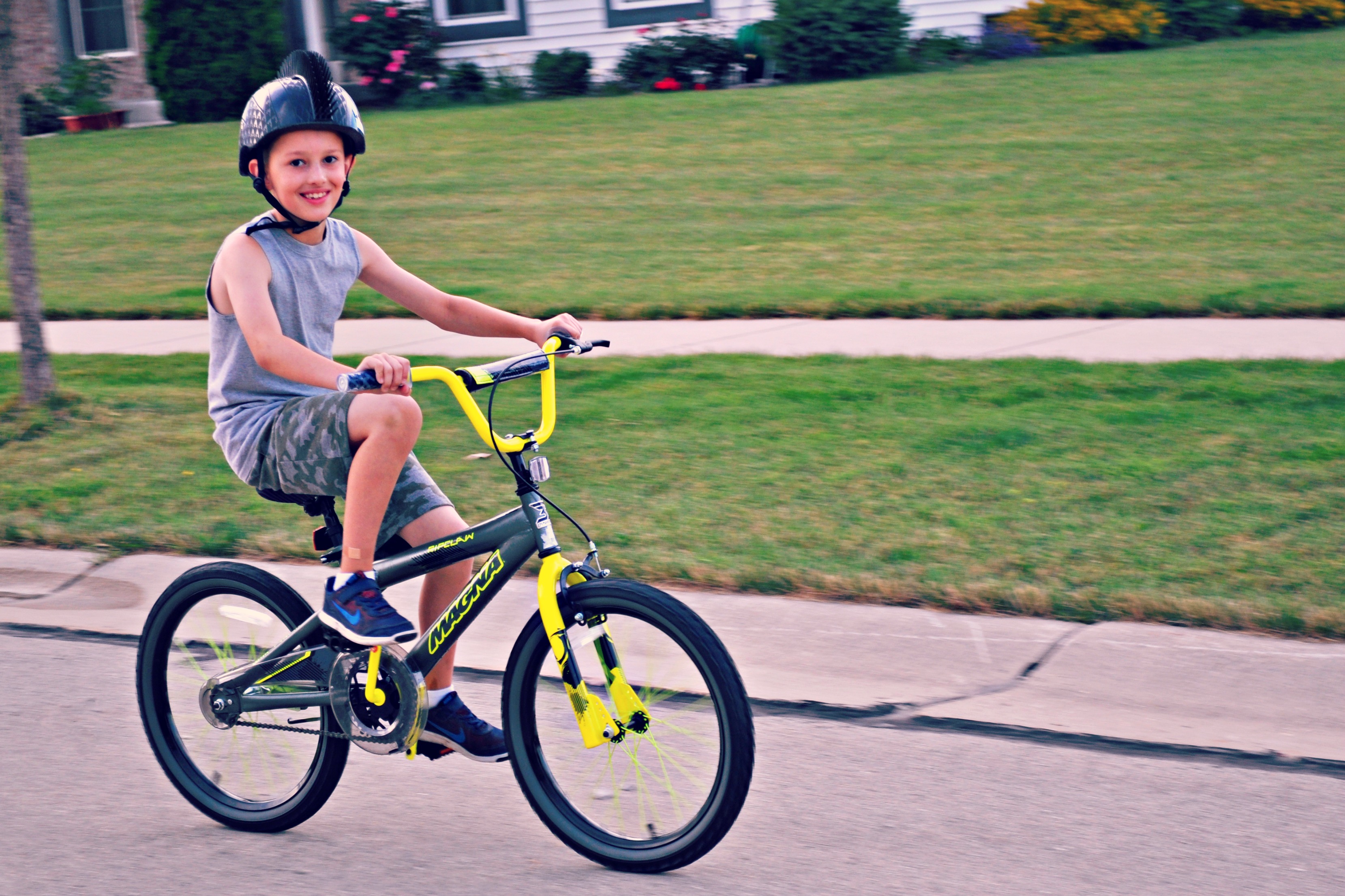 The children ride bikes