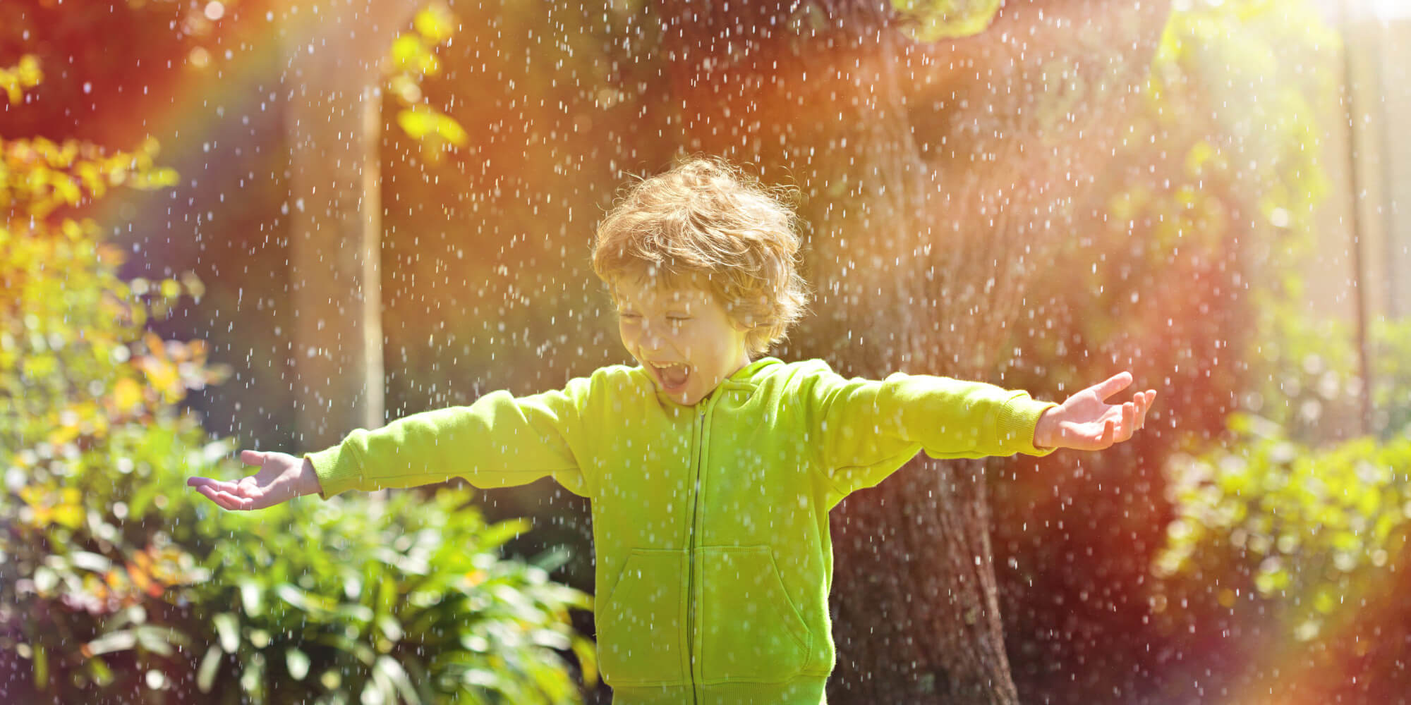 Как растения радуются дождю. Дождь и солнце. Дети радуются. Солнечный дождь. Дети радуются дождю.